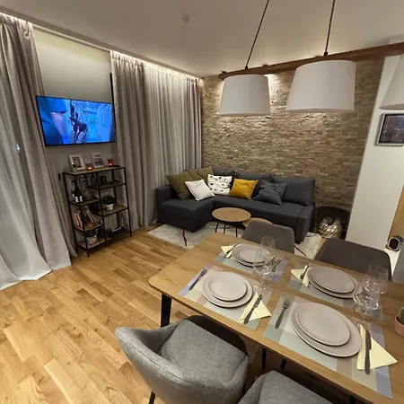 Ski-in Flat Next To Road At Mountain View Daire *