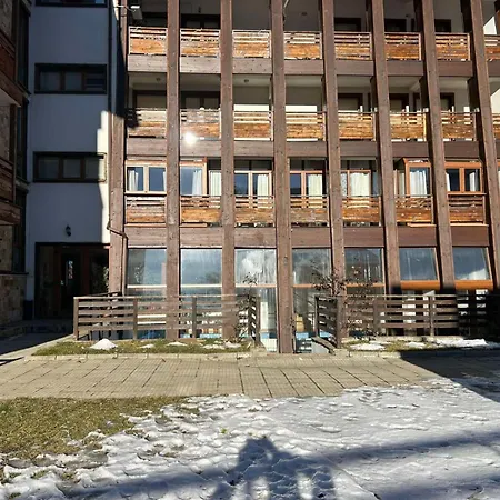 Ski-in Flat Next To Road At Mountain View