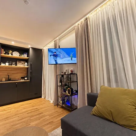 Ski-in Flat Next To Road At Mountain View *
