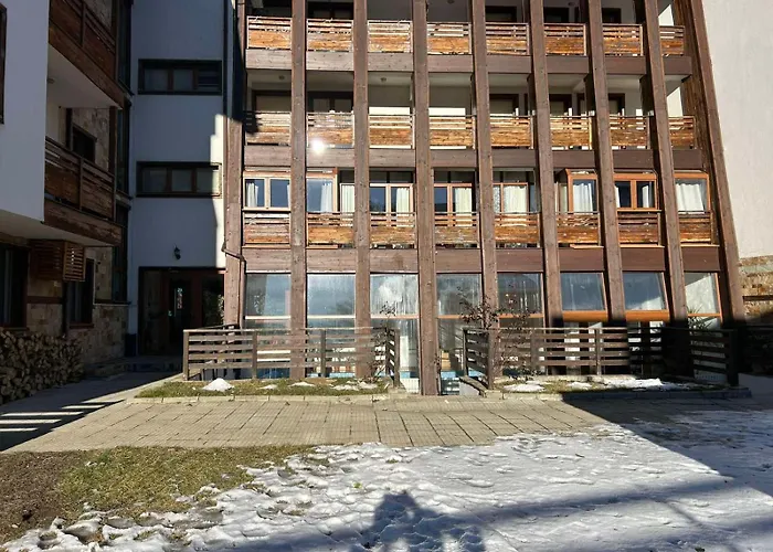 Ski-in Flat Next To Road At Mountain View